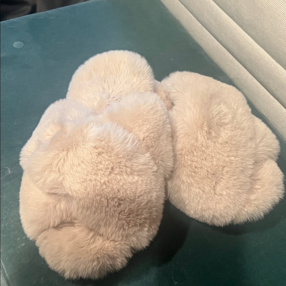 Cozy Faux Fur Slippers in Cream